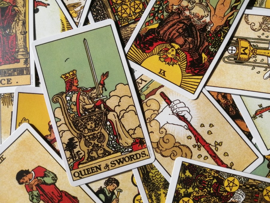 Comment interpréter le cavalier de coupe dans une lecture de tarot ?