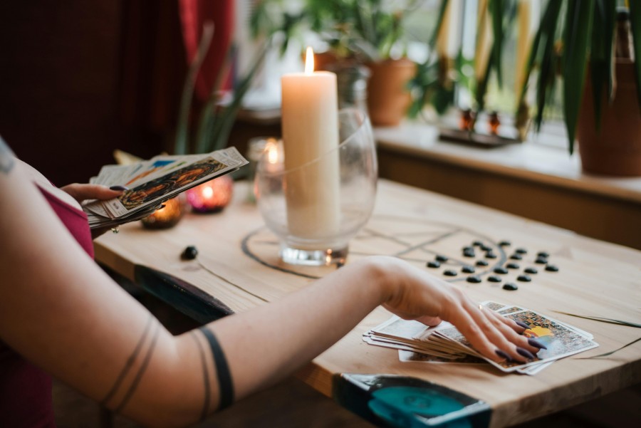 Comment la carte du Jugement dans le tarot peut-elle influencer une situation ou une décision ?