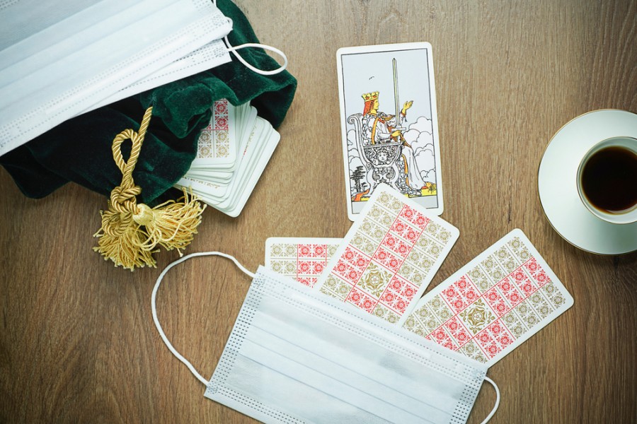 Le Roi de Coupe dans une lecture de tarot : une figure de sagesse et de compassion Le Roi de Coupe dans une lecture de tarot : une figure de sagesse et de compassion