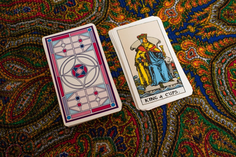 Quelles sont les caractéristiques du roi de coupe dans le tarot de Marseille ?