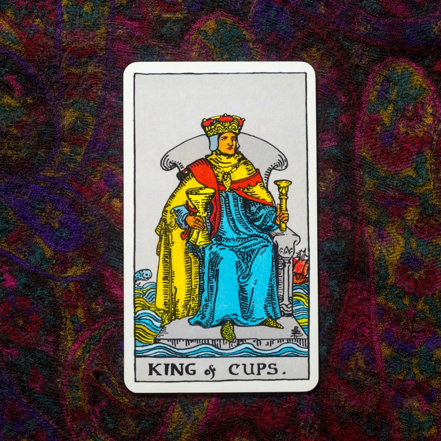 Quelles sont les caractéristiques du roi de coupe dans le tarot ?
