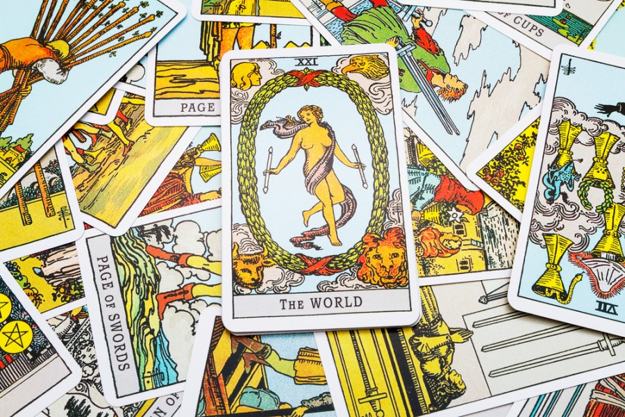 Quelles sont les significations inversées possibles pour la carte 'Le Monde' dans le tarot ?