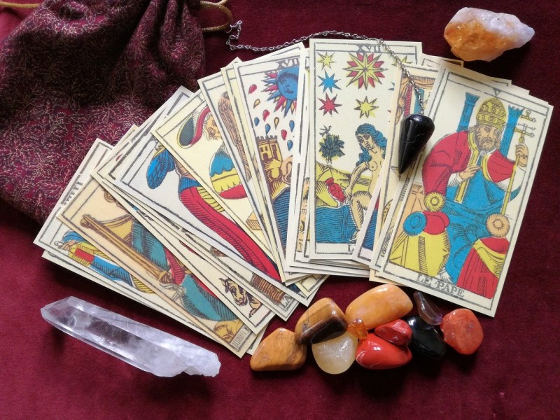 Tarot et travail : une aide pour votre parcours professionnel ?