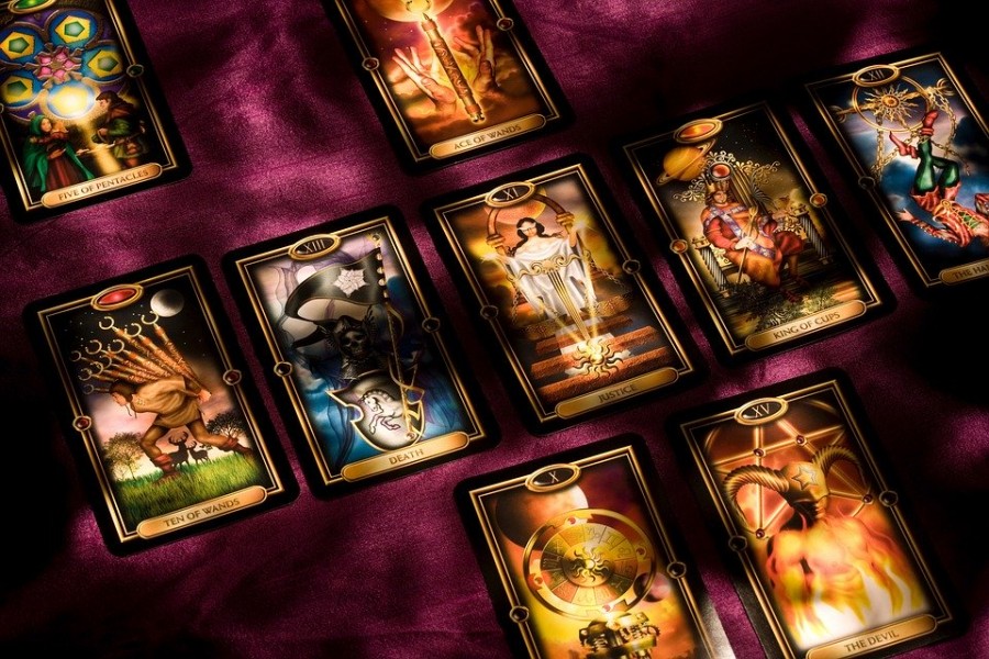 Tarot de Marseille : Quelles sont les différences avec un tarot classique ?