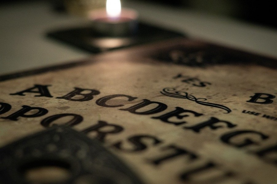 Planche de ouija, l'accessoire indispensable pour communiquer avec les esprits